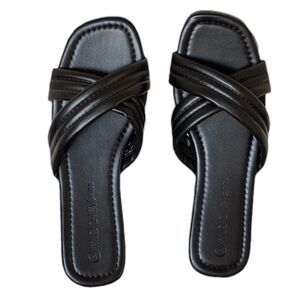 NIB Wild Diva Lounge Black Flat Strappy Sandals. Size 6